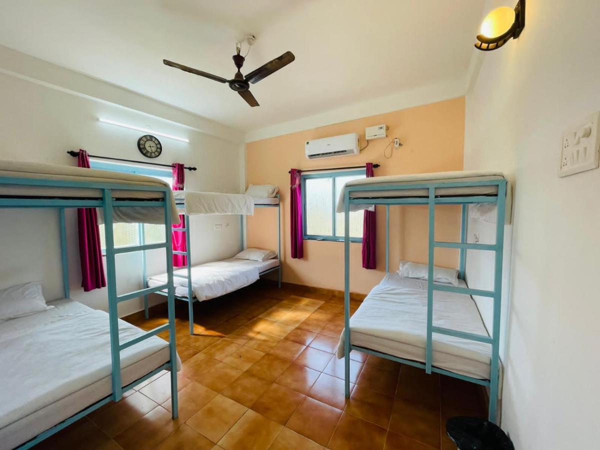 Trippy Spot Hostel & Cafe วากาตอร์ ภายนอก รูปภาพ